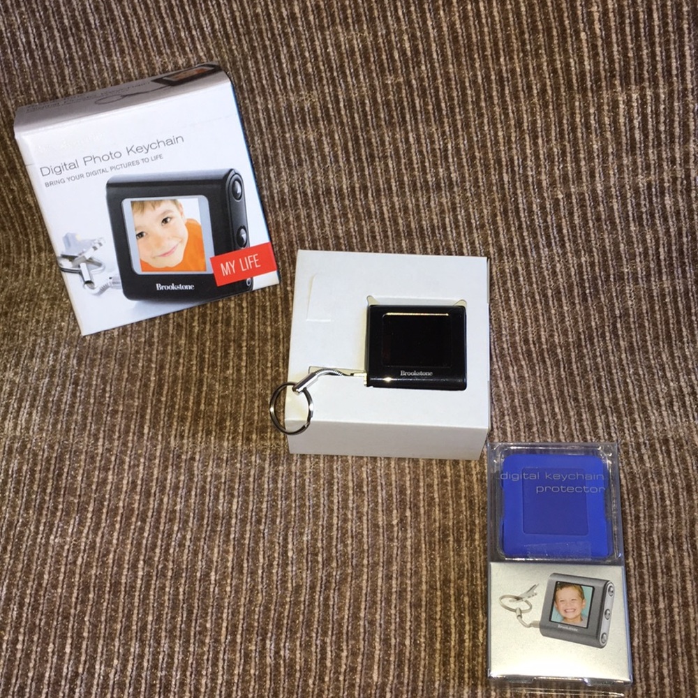 Brookstone Digital Photo Keychain AND Protector - Picture 3 of 9